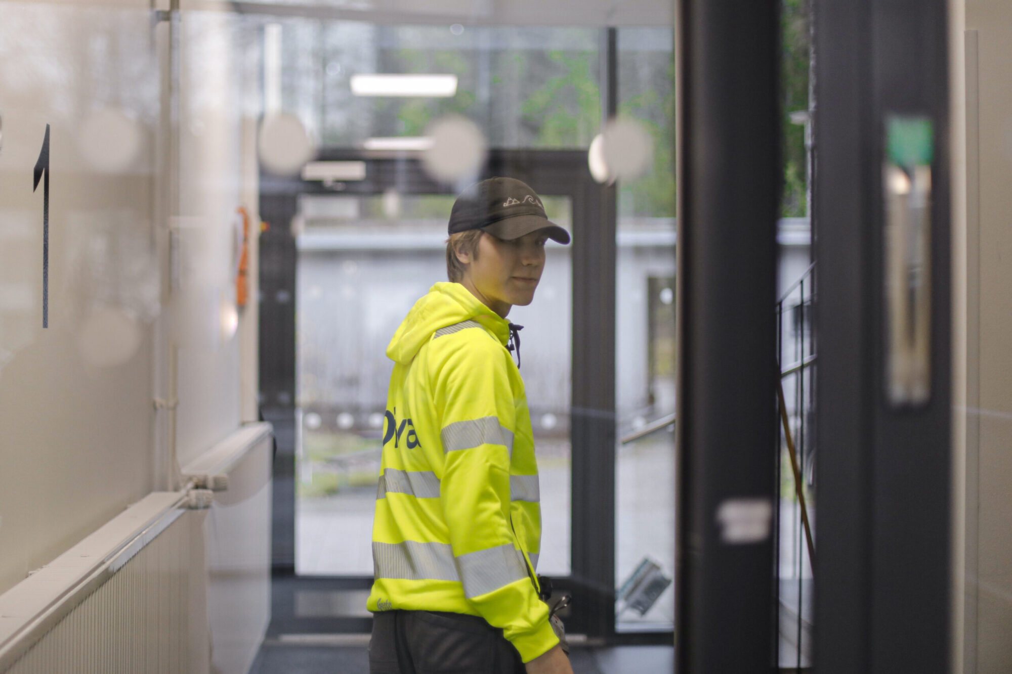 Oivan kiinteistöhuoltaja kiinteistön käytävällä
